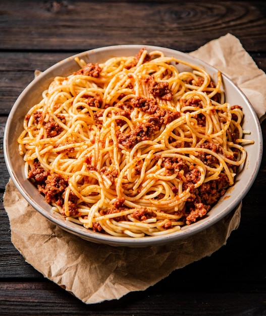 Een vol bord spaghetti bolognese op tafel