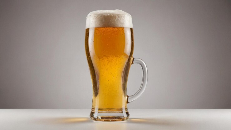 Foto een vol glas bier met een schuimige top