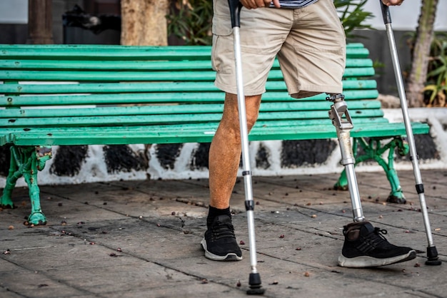 Foto een volwaardig lid van de samenleving, een oudere man met een titanium prothese linkerbeen loopt soepel door een stadspark