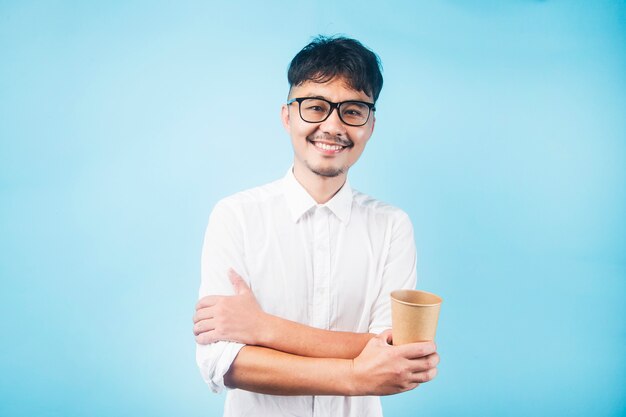 Een volwassen man met een kopje koffie