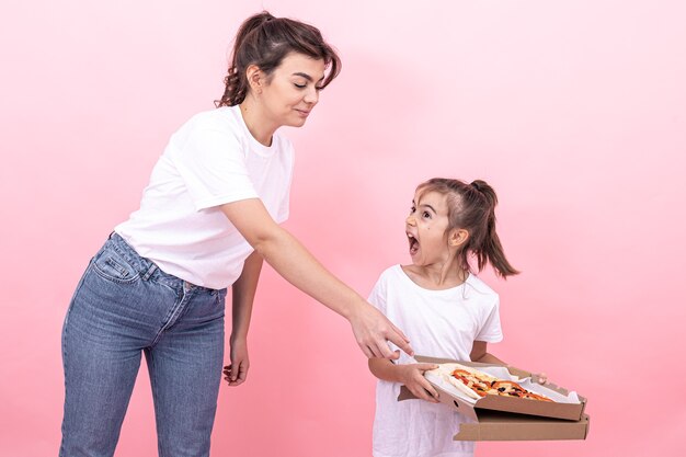 Een volwassen meisje en een klein meisje kunnen onderling geen pizza delen.