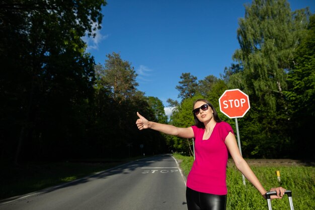 Een volwassen tiener gaat op een autostop vakantie reis en begint haar reis van haar geboortedorp gelegen in een weelderig bos