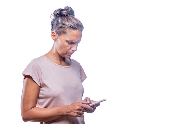 Een volwassen vrouw die haar mobiele telefoon gebruikt gefrustreerd