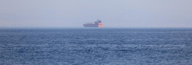 een vrachtschip vaart op zee