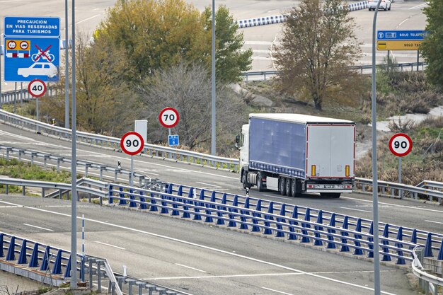 Foto een vrachttrailer die op een snelweg rijdt