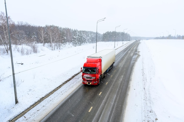 Een vrachtwagen met een halve aanhangwagen, een halve vrachtwagen, een tractor-eenheid en een half aanhangwagen voor het vervoeren van goederen