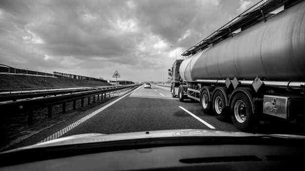 Een vrachtwagen op de weg gezien door de voorruit van een auto