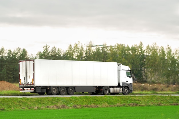 Een vrachtwagen vervoert vrachtcontainers die over land worden vervoerd met opleggers Snelwegvervoer en postbezorging Mondiale handel en industrie die gebruik maakt van duurzame, efficiënte logistieke systemen