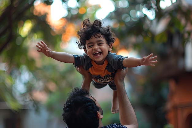 Een vreugdevolle vader tilt zijn zoon in de lucht en straalt geluk uit op Vadersdag