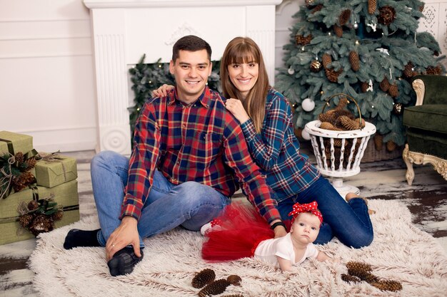 Een vriendelijke familie viert Kerstmis samen met de familie.