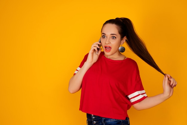 Een vrij jonge vrouw in de studio