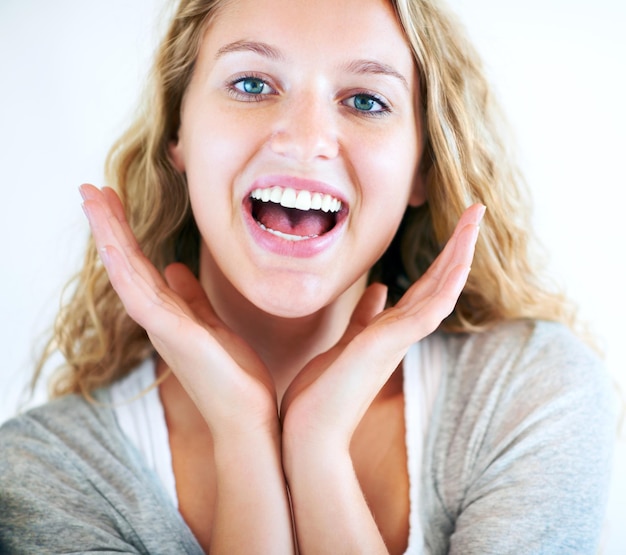 Foto een vrije vrolijke geest portret van een vrolijke jonge blondine