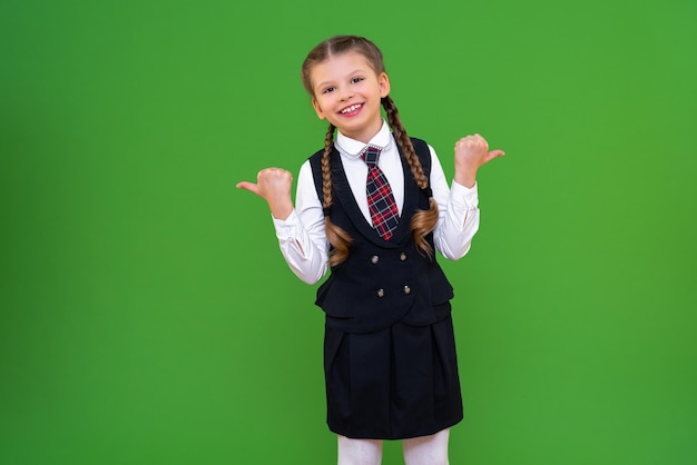 Een vrolijk schoolmeisje in een schooluniform op een geïsoleerde achtergrond