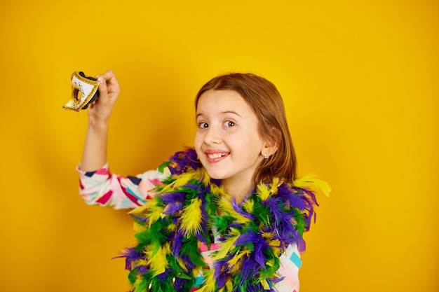 Een vrolijk tienermeisje met een kleurrijk carnavalsmasker uit Brazilië