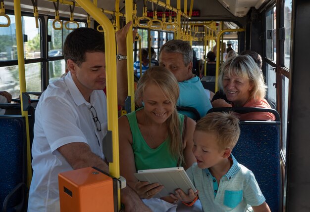 Een vrolijke familie in een bus