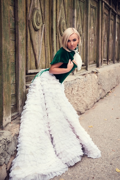 Een vrouw als een prinses in een vintage jurk in een sprookjespark