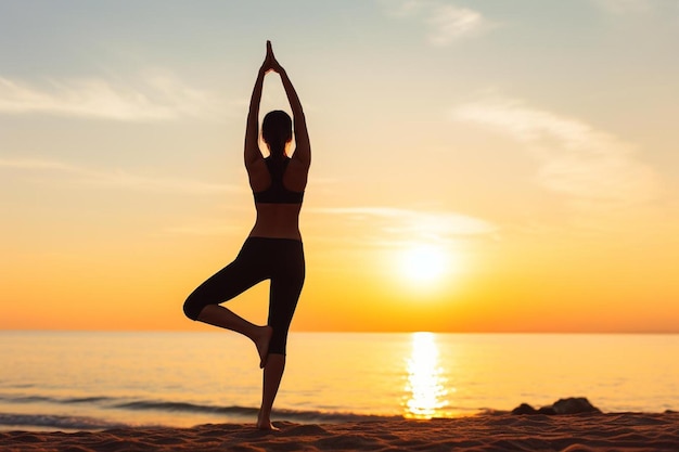 een vrouw beoefent yoga op het strand bij zonsondergang