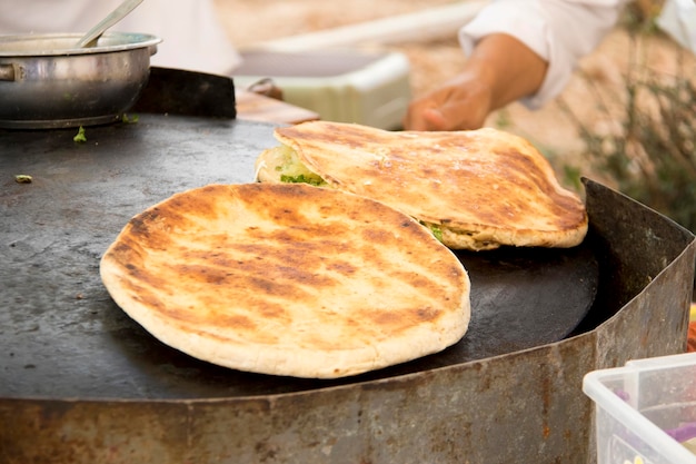 Een vrouw bereidt traditionele Turkse gebakjes gozleme