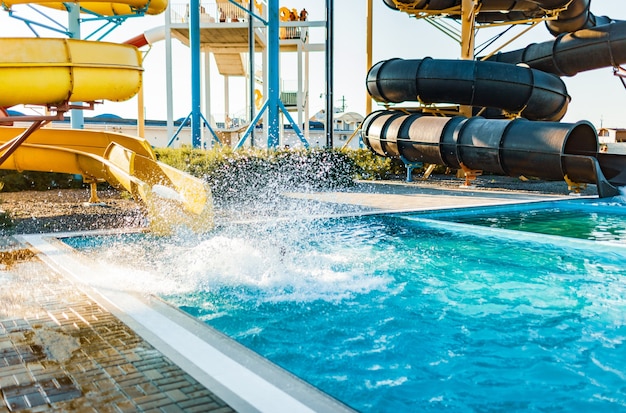 Een vrouw daalde van een glijbaan af in een poel met transparant water