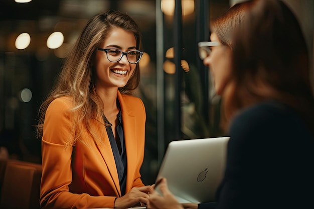 Een vrouw die aan een tafel op een laptop werkt