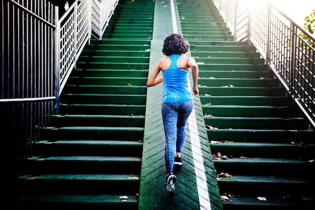 Een vrouw die aan het joggen is