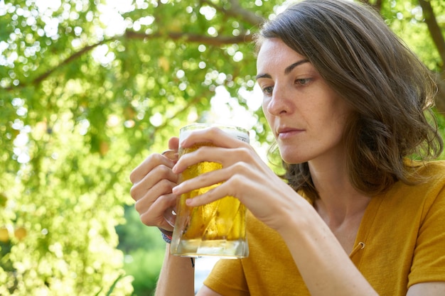 Een vrouw die bier drinkt