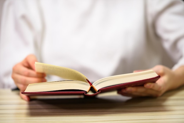 Een vrouw die een boek vasthoudt om te lezen