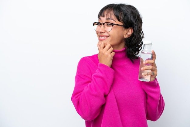 Een vrouw die een fles water vasthoudt en een bril draagt