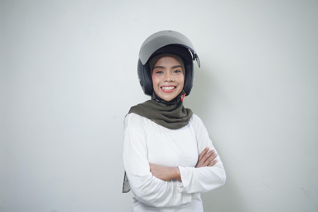 Een vrouw die een helm draagt en lacht.