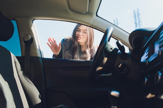 Een vrouw die een probleem heeft met haar auto.