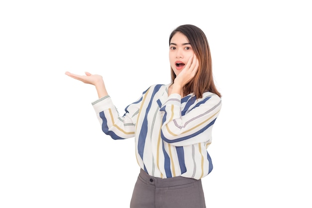 Een vrouw die een shirt met lange mouwen draagt, steekt haar hand op met een verbaasde uitdrukking tegen een witte achtergrond.