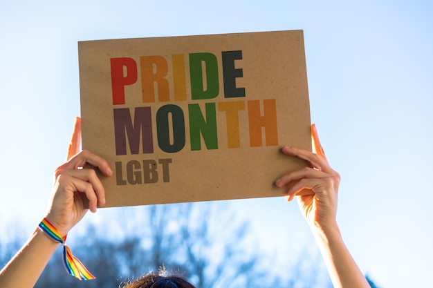 Een vrouw die een spandoek vasthoudt als rechtvaardiging voor de LGBT-collectieve regenboogvlag die vecht voor vrouwen Vrouwelijke kracht