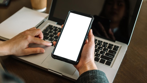 Een vrouw die een tablet met een leeg scherm gebruikt met een stylus op een donker, modern bureau