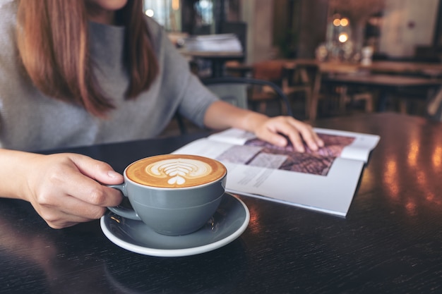 Een vrouw die een tijdschrift leest