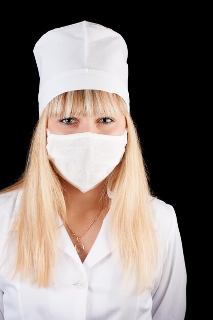 Foto een vrouw die een wit masker draagt met daarop een citaat.