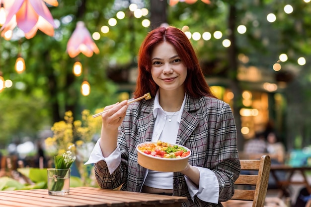 Een vrouw die een zak eet in een park