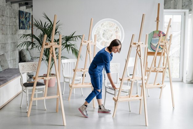 Een vrouw die ezels controleert bij een kunstschool