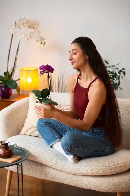 Een vrouw die haar huis met orchideeën versiert