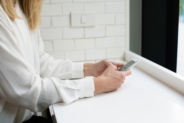 Een vrouw die haar telefoon gebruikt