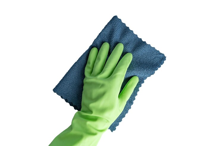 Een vrouw die het huis schoonmaakt bij de blauwe microvezeldoek