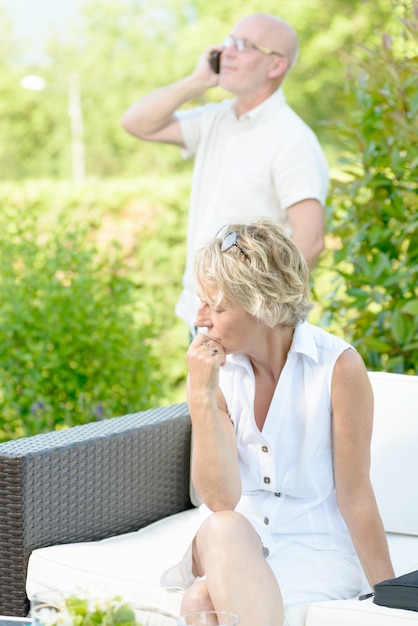 Een vrouw die jaloers is op haar man