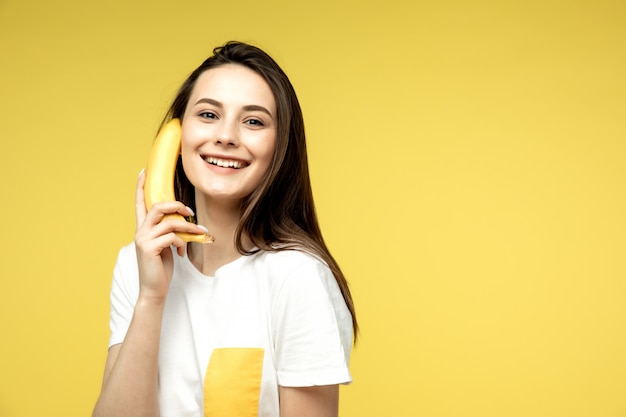 Een vrouw die met een banaan voor de gek houdt