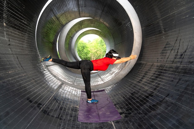 Foto een vrouw die oefent in een betonnen pijp foto