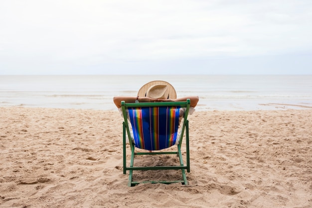 Een vrouw die op een strandstoel ligt en zich ontspannen voelt