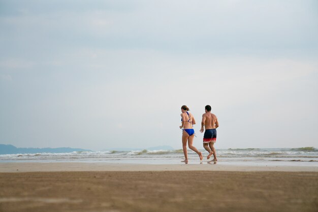 Een vrouw die op het strand loopt