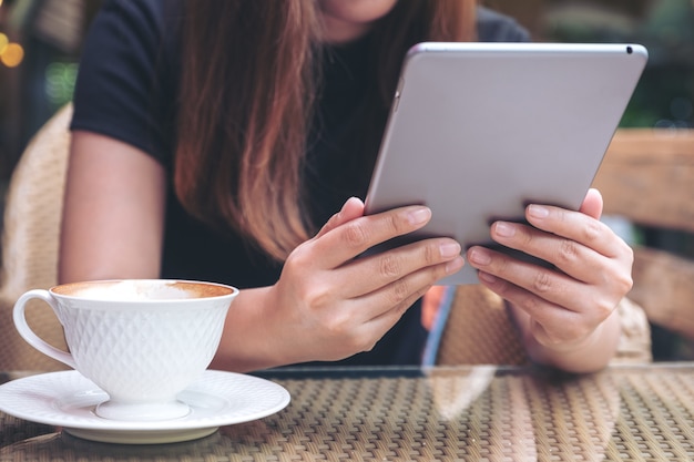 Een vrouw die tabletpc gebruikt