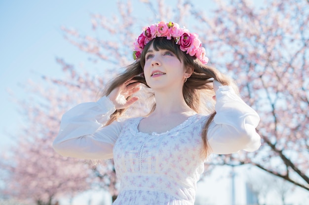 Een vrouw die van kersenbloesems geniet