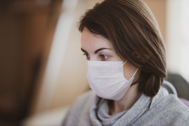 Een vrouw die vanuit haar huis werkt tijdens de uitbraak van het coronavirus