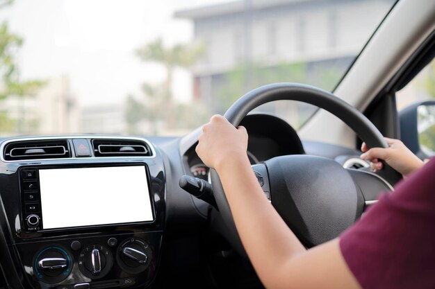 Een vrouw die voorzichtig auto rijdt