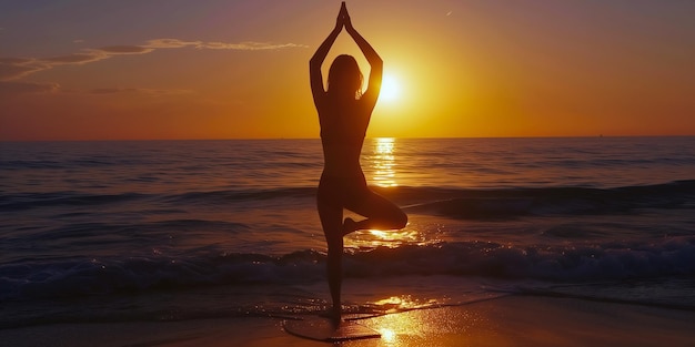 een vrouw die yoga beoefent op het strand bij zonsondergang